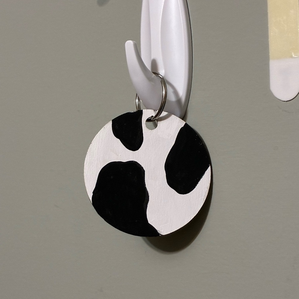 Cow Print Painted Keychain - Picture 1 of 2